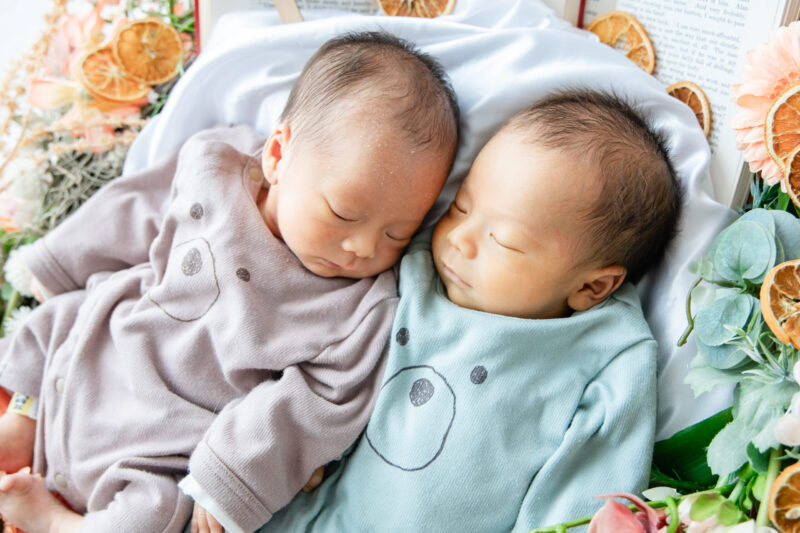 2人ですやすや😴（双子ニューボーン撮影）