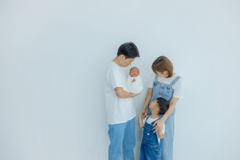 みんなに囲まれて☘️（ニューボーンフォト）