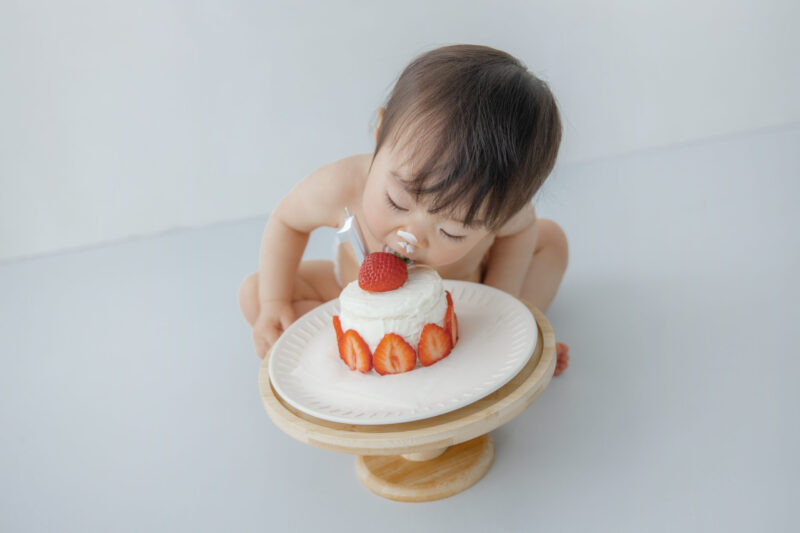 思いっきりパク❣️🎂😋（１歳バースデー撮影）